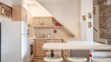 Fridge, oven, stovetop, coffee/tea maker