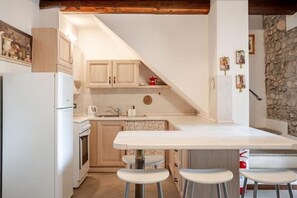 Refrigerador, horno, parrilla de estufa y cafetera y tetera 