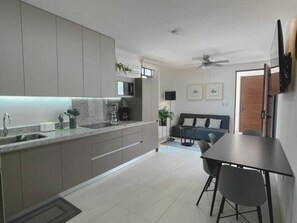 Mikrovågsugn, ugn, kaffe- och tebryggare och brödrost