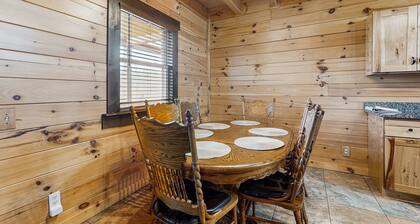 Loaded cabin with community pool, hot tub, deck, pool table, Foosball, Wi-Fi