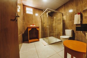 Chambre Quadruple Standard, véranda, vue jardin | Salle de bain