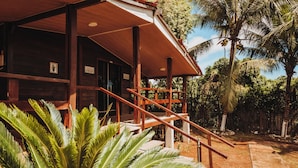 Ein Holzhaus mit einer Veranda und einer Treppe zum Eingang.