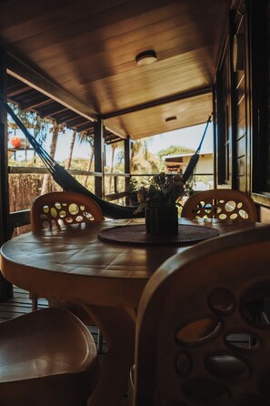 Habitació quàdruple estàndard, pati hawaià, vistes al jardí | Zona de menjador de l'habitació