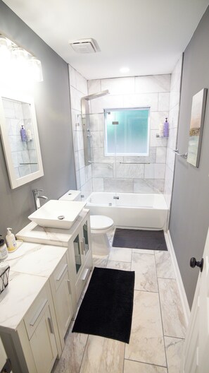 Een haardroger, handdoeken, zeep, toiletpapier