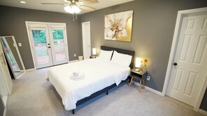 3 bedrooms, iron/ironing board, WiFi, bed sheets - Cozy 3-Bedroom Home with WiFi & AC – Just 8 Minutes from the Airport! (Atlanta)