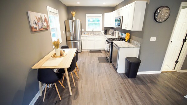 Fridge, microwave, oven, stovetop - Cozy 3-Bedroom Home with WiFi & AC – Just 8 Minutes from the Airport! (Atlanta)