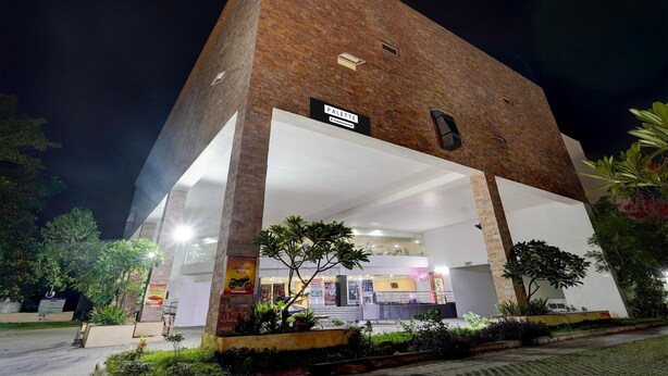 Un edificio moderno con un cartel que dice "PALETTE".