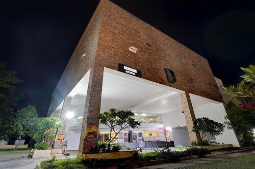 Poolside Retreat Near Sathyabama Chennai