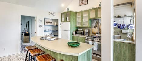 Réfrigérateur, micro-ondes, plaque de cuisson, lave-vaisselle