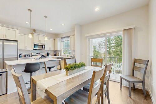 Beautiful, Spacious Townhome close to downtown & UO, w/ WiFi, A/C, Fireplace