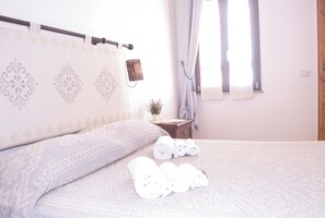 2 bedrooms, travel crib, free WiFi, bed sheets