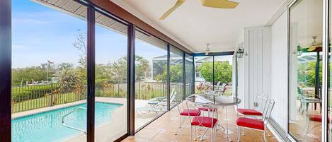 Een verwarmd zwembad