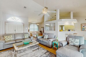 TV, DVD player, books - Waterfront pool home, family friendly, close to beaches with AC, WD and WIFI (Englewood)