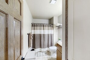 Hair dryer, towels - Dual unit home with fenced yard, grill, firepit & jetted tub - close to town (Rapid City)