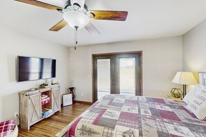 2 bedrooms, iron/ironing board, internet, bed sheets - Dual unit home with fenced yard, grill, firepit & jetted tub - close to town (Rapid City)