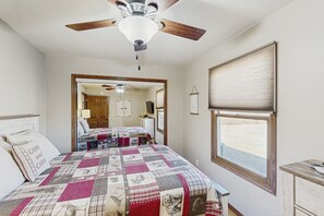 2 bedrooms, iron/ironing board, internet, bed sheets