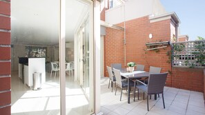 Outdoor dining - Sunshine Terrace, Bondi Beach Isyd (Bondi)