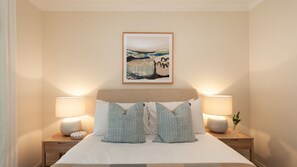 3 slaapkamers, een bureau, een strijkplank/strijkijzer, reisbedje