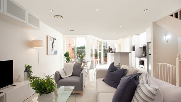 Een smart-tv en boeken