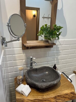 Haartrockner, Handtücher, Toilettenpapier