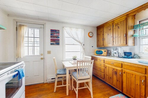 Hampton Beach cottage:  walk to the beach & town w/ private backyard