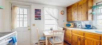 Hampton Beach cottage:  walk to the beach & town w/ private backyard