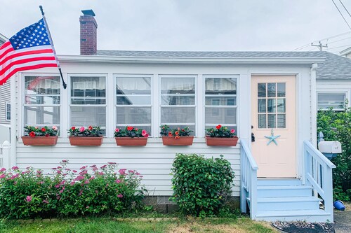 Hampton Beach Cottage:  walk to the beach & town w/ private backyard