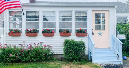 Hampton Beach Cottage: walk to the beach & town w/ private backyard