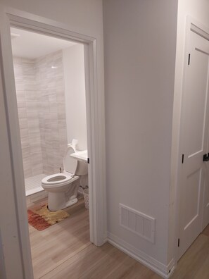 Bidet, towels, soap, toilet paper - Convenient room for a peaceful stay in Paris (Brant)