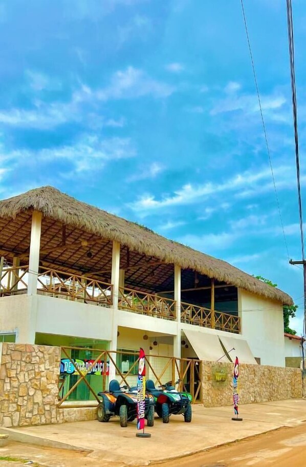 A building with a thatched roof and a sign reading "DE CORREGIOS". - Pousada Ventos do Norte (Cajueiro da Praia)
