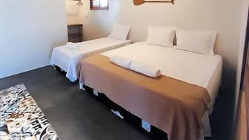 办公桌、笔记本电脑工作区、免费 WiFi