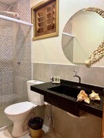 Ducha, secador de pelo, toallas, jabón