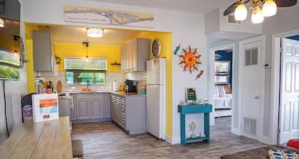 Sunny Delight I, private patio, beach gear Close to cruise terminals and beach!