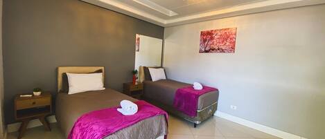 Vila | Espaço de trabalho para notebook, cortinas blackout