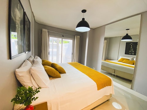 Casa com piscina 5 suites 1 quarto e AC