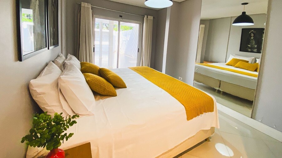 Casa com piscina 5 suites 1 quarto e AC