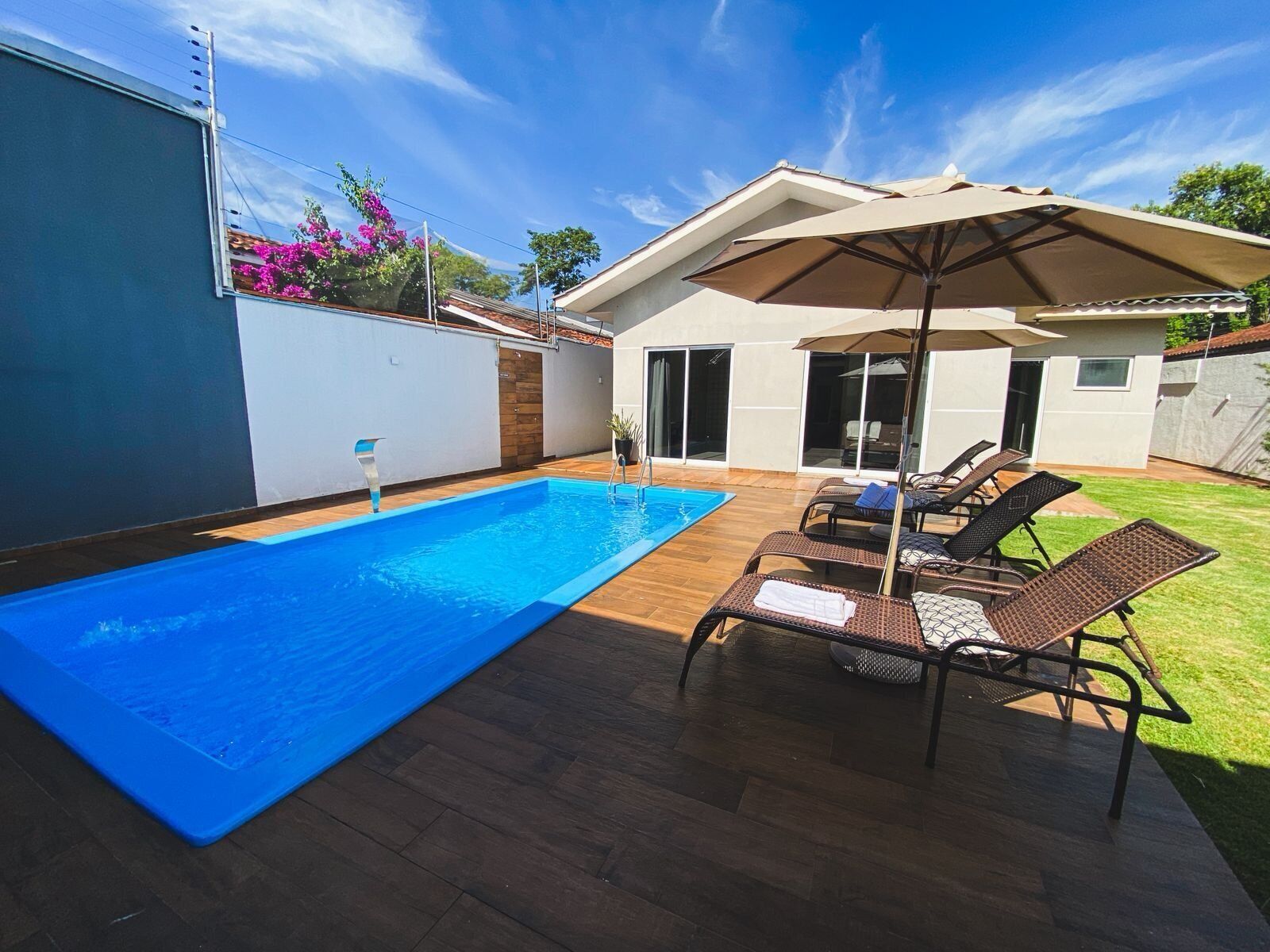 Villa | Piscina | Una piscina cubierta, una piscina al aire libre