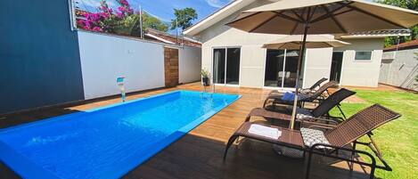 Villa | Piscina | Una piscina cubierta, una piscina al aire libre