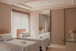 Espacio para trabajar con laptop y cortinas blackout