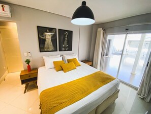 Villa | Espacio para trabajar con laptop y cortinas blackout 