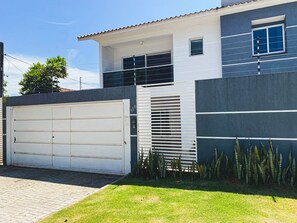 Villa | Exterior - Casa com piscina 5 suites 1 quarto e AC (Foz do Iguaçu)