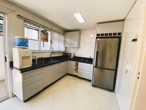 Villa | Private kitchen - Casa com piscina 5 suites 1 quarto e AC (Foz do Iguaçu)