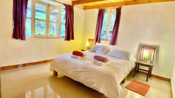 4 habitaciones, escritorio, wifi gratis y ropa de cama