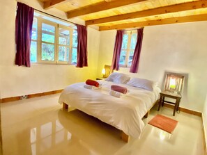 4 habitaciones, escritorio, wifi gratis y ropa de cama