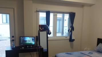 1 habitación, escritorio, tabla de planchar con plancha y wifi