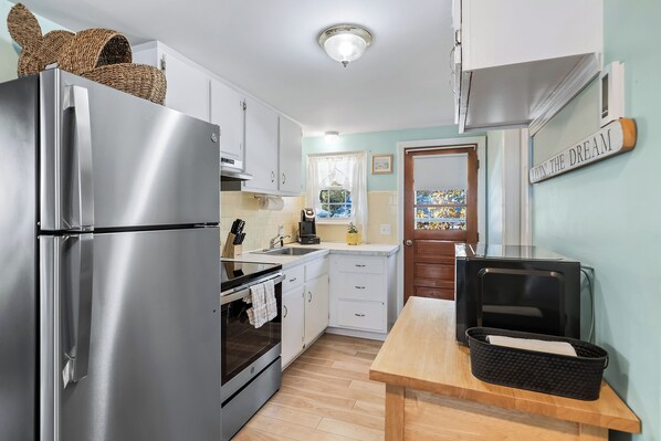 Køleskab, mikrobølgeovn, ovn, kogeplade