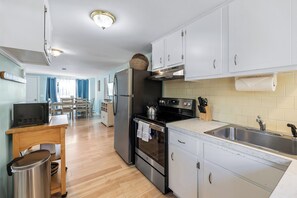 Køleskab, mikrobølgeovn, ovn, kogeplade