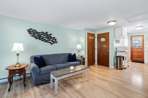 Smart-tv, bordtennisbord, bøger