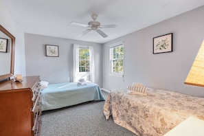 6 bedrooms, iron/ironing board, free WiFi, bed sheets - Sleeps 12, Walk to Beach, Pet Friendly,  Fire Pit & AC (Dennis)