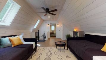 3 bedrooms, desk, WiFi, bed sheets